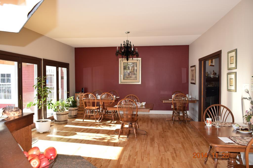 Auberge Wild Rose Inn Moncton Exterior photo