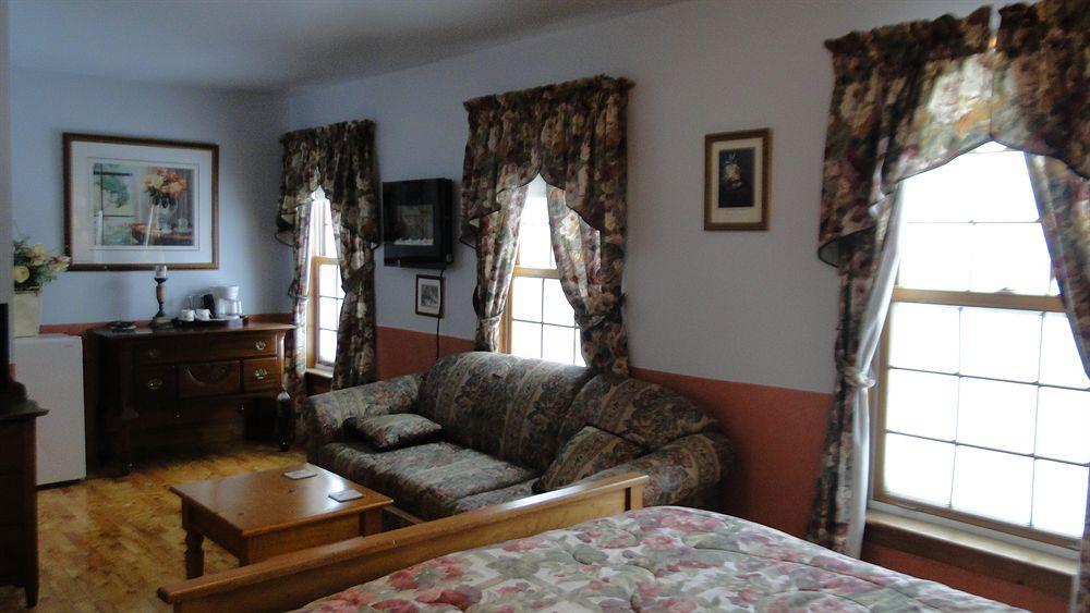Auberge Wild Rose Inn Moncton Exterior photo